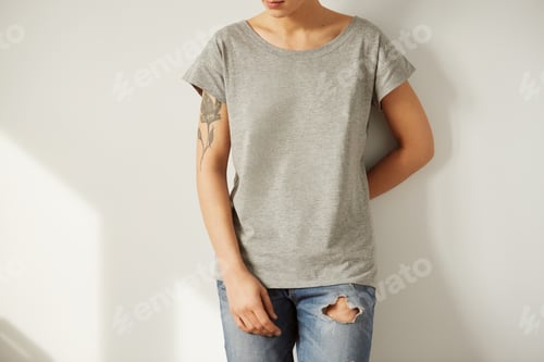 Preview: Young Tattooed Woman Wearing Grey Blank T-Shirt.