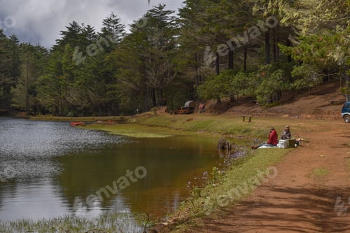 Visualização: Senhoras se divertindo em um lago