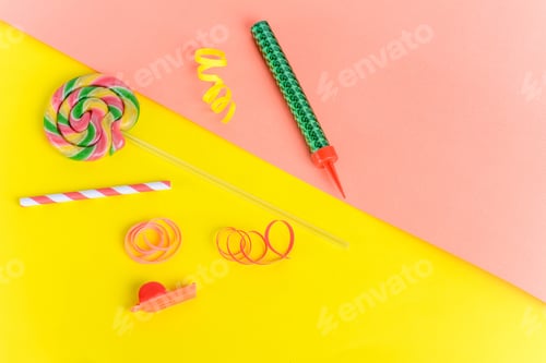 Visualização: Vista superior de objetos de festa de aniversário em fundo colorido. Conceito de celebração