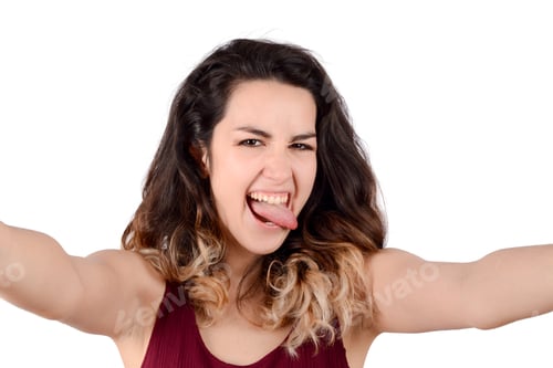Visualização: Jovem mulher bonita tomando selfie em um estúdio. Fundo branco isolado.