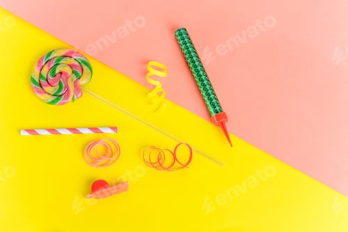 Visualização: Vista superior de objetos de festa de aniversário em fundo colorido. Conceito de celebração