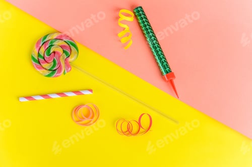 Visualização: Vista superior de objetos de festa de aniversário em fundo colorido. Conceito de celebração