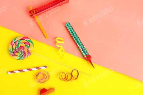 Visualização: Vista superior de objetos de festa de aniversário em fundo colorido. Conceito de celebração