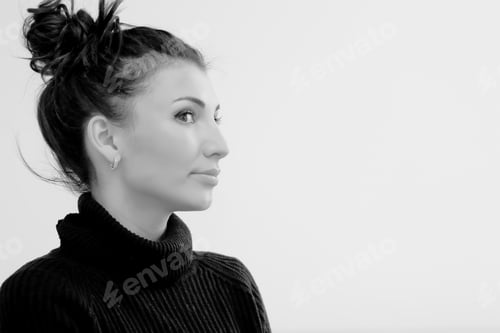 Preview: Woman with Dark Hair Poses in Profile