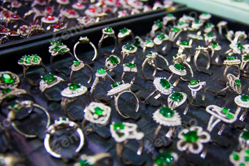 Preview: Colourful Rings With Green Stones In The Jewellery Market