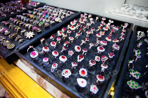 Preview: Colourful Rings With Red Stones In The Jewellery Market