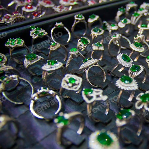 Preview: Colourful Rings With Green Stones In The Jewellery Market