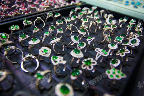 Preview: Colourful Rings With Green Stones In The Jewellery Market