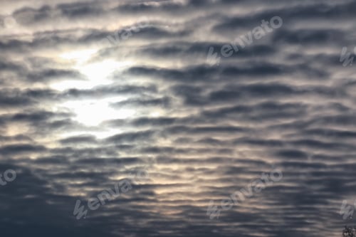 Vorschau: Viele strukturierte Wolken am blauen Himmel mit Sonnenlicht
