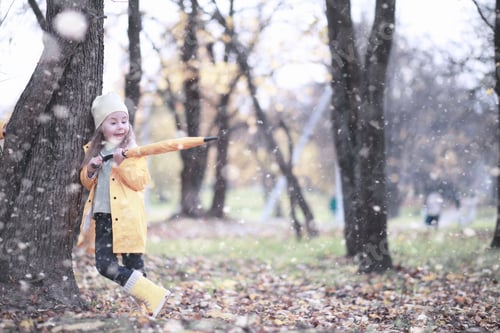 Preview: Kids Walk In The Park With First Snow