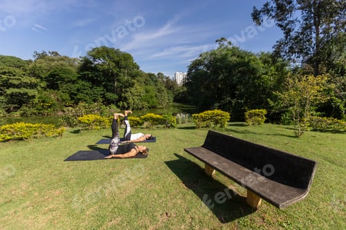 Visualização: Duas mulheres praticando ioga em um parque, Barueri, São Paulo, Brasil