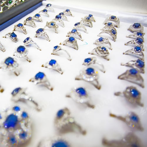 Preview: Colourful Rings With Blue Stones In The Jewellery Market