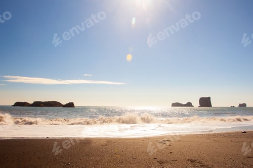 Visualização: Praia de
Reynisfjara de areia preta na Islândia. Rochas e penhascos em Ocean Beach na hora do pôr do sol. Um popular
