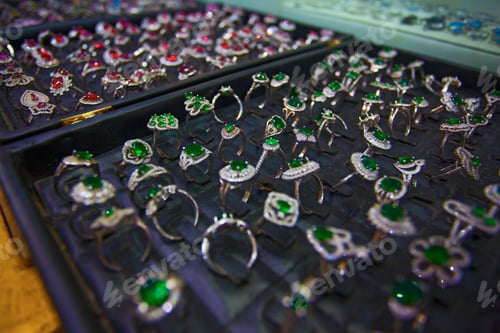 Preview: Colourful Rings With Green Stones In The Jewellery Market