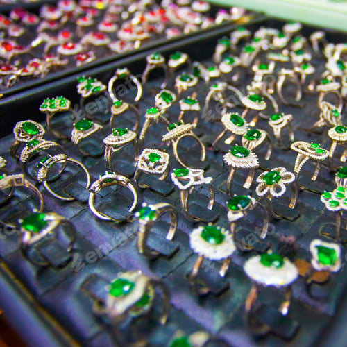 Preview: Colourful Rings With Green Stones In The Jewellery Market