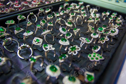 Preview: Colourful Rings With Green Stones In The Jewellery Market