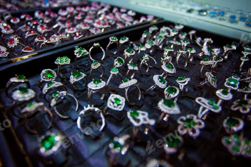 Preview: Colourful Rings With Green Stones In The Jewellery Market