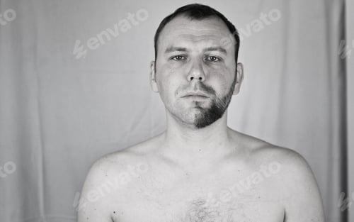 Vorschau: Einfarbiges strukturiertes Porträt bärtiger Mann, der sich elektrisch rasiert