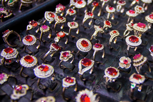 Preview: Colourful Rings With Red Stones In The Jewellery Market