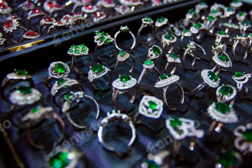 Preview: Colourful Rings With Green Stones In The Jewellery Market