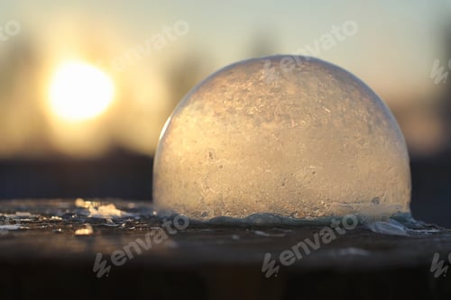 Vista previa: Soap Bubbles Freeze In The Cold. Winter Soapy Water Freezes In Air.