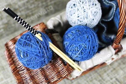 Preview: Blue and White Yarn Balls with Knitting Needles