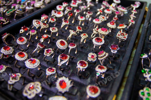 Preview: Colourful Rings With Red Stones In The Jewellery Market