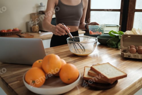 Preview: Woman preparing healthy meal in modern kitchen