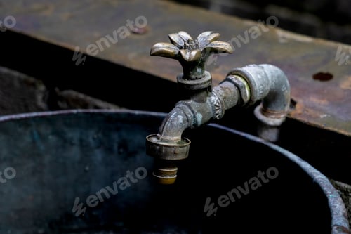 Preview: Antique Brass Water Tap with Flower Shape Handle Over Metal Bucket
