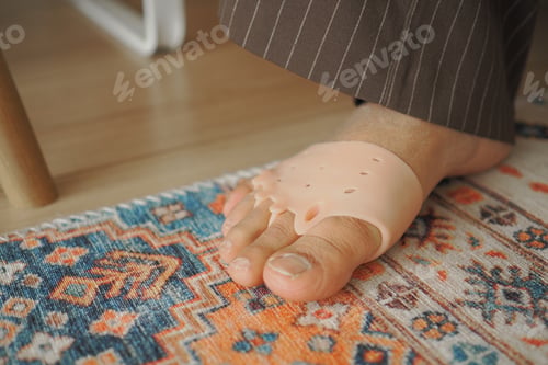 Preview: Foot on colorful rug with unique covering