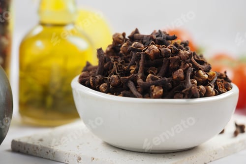 Preview: Cloves in a bowl with lemon and oil in the background
