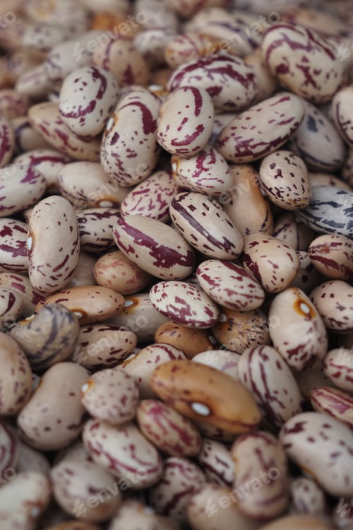 Preview: Beans of different colors and patterns are spread out