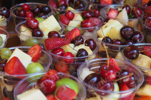 Preview: Fruit cups filled with various fruits at a food stand