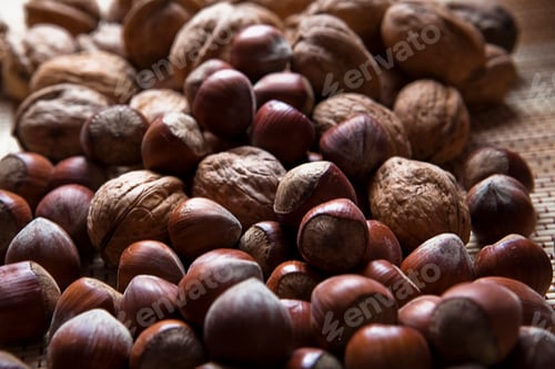 Preview: Walnuts and hazelnuts stacked in a pile