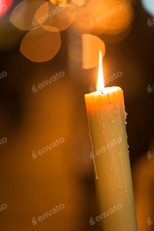 Preview: Candle light with light bokeh in the background