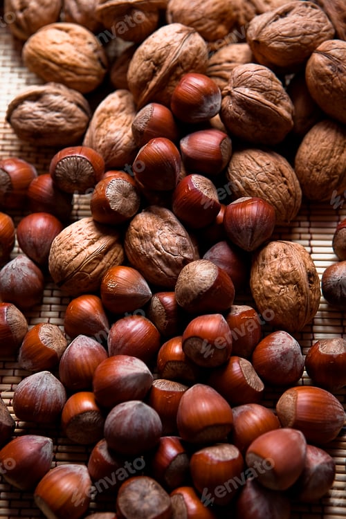 Preview: Walnuts and hazelnuts on a dry leaf