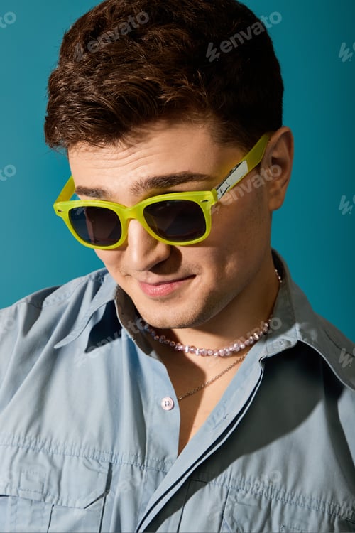 Preview: Stylish young man enjoying summer vibes with trendy sunglasses and relaxed fashion