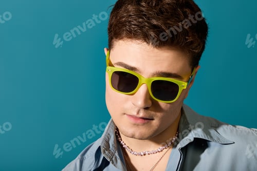 Preview: Stylish young man enjoying summer vibes with fabulous accessories and confident gaze