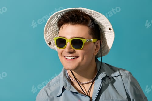 Preview: Stylish young man enjoying summer vibes with trendy fashion and accessories
