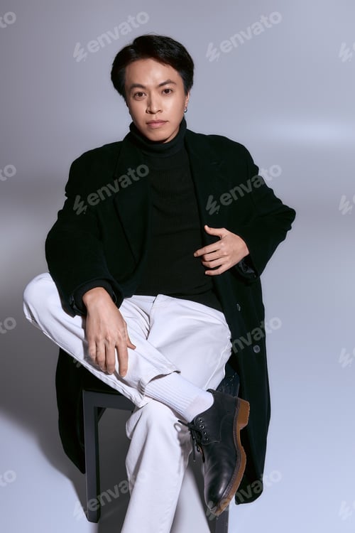 Preview: Stylish young man expressing modern fashion in a creative studio setting