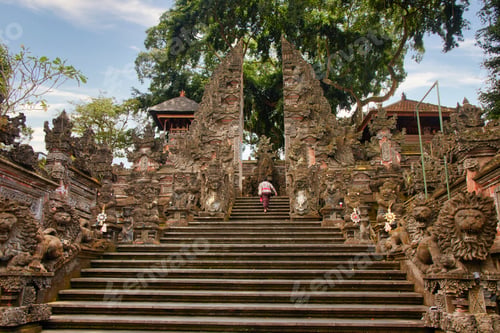 Preview: Entrance stairs in Balinese temple decorated with statues and pattens. Pura Dalem Bali architecture