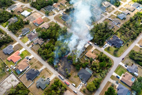Preview: Wildfire engulfs Florida wooded area near residential zone with fire