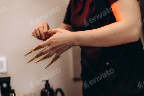 Preview: Woman wearing long decorative golden finger claws
