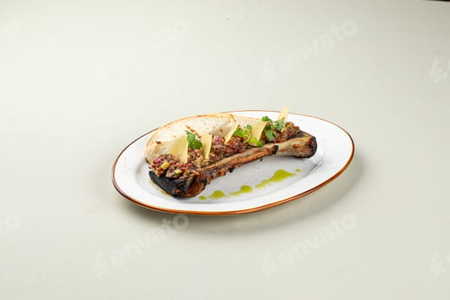 Preview: Bone marrow with beef tartare and bread slices