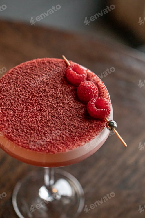 Preview: Cocktail with raspberry garnish and cocoa powder