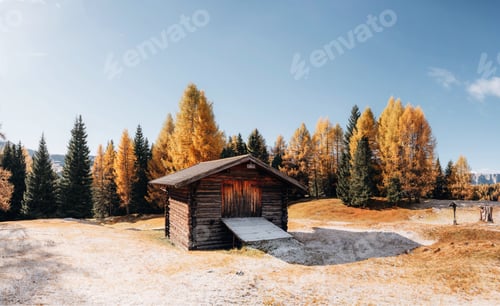 Preview: Great autumn view of the top Tofana di Rozes and Cinque Torri range in Dolomites, South Tyrol. Locat