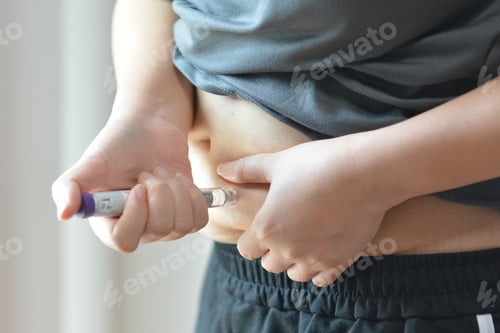 Preview: Hand Holding Weight Loss Injection Pen, Medical Treatment and Healthcare Copcept.