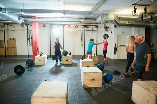 Preview: Equipment, training and people in gym, support and tips with advice, commitment and challenge