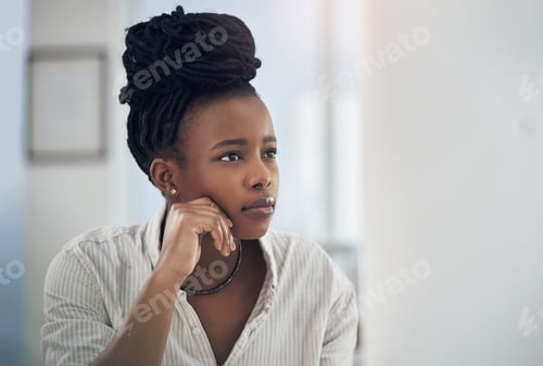 Vista previa: Reading, thinking or black woman with computer in office, stock market research