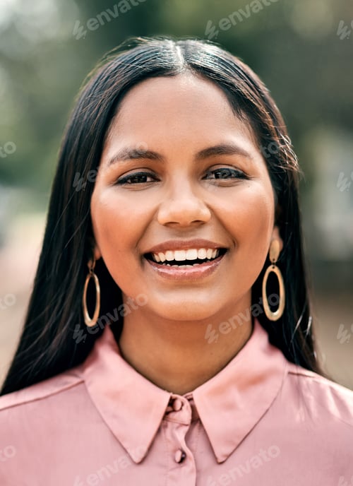 Vista previa: Portrait, smile or businesswoman with confidence in park, sustainability